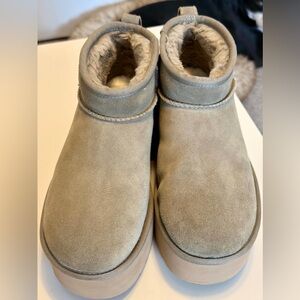 Classic Ultra Mini Platform | Moss Green | US Size 8 Wool, Short Boot, Ankle